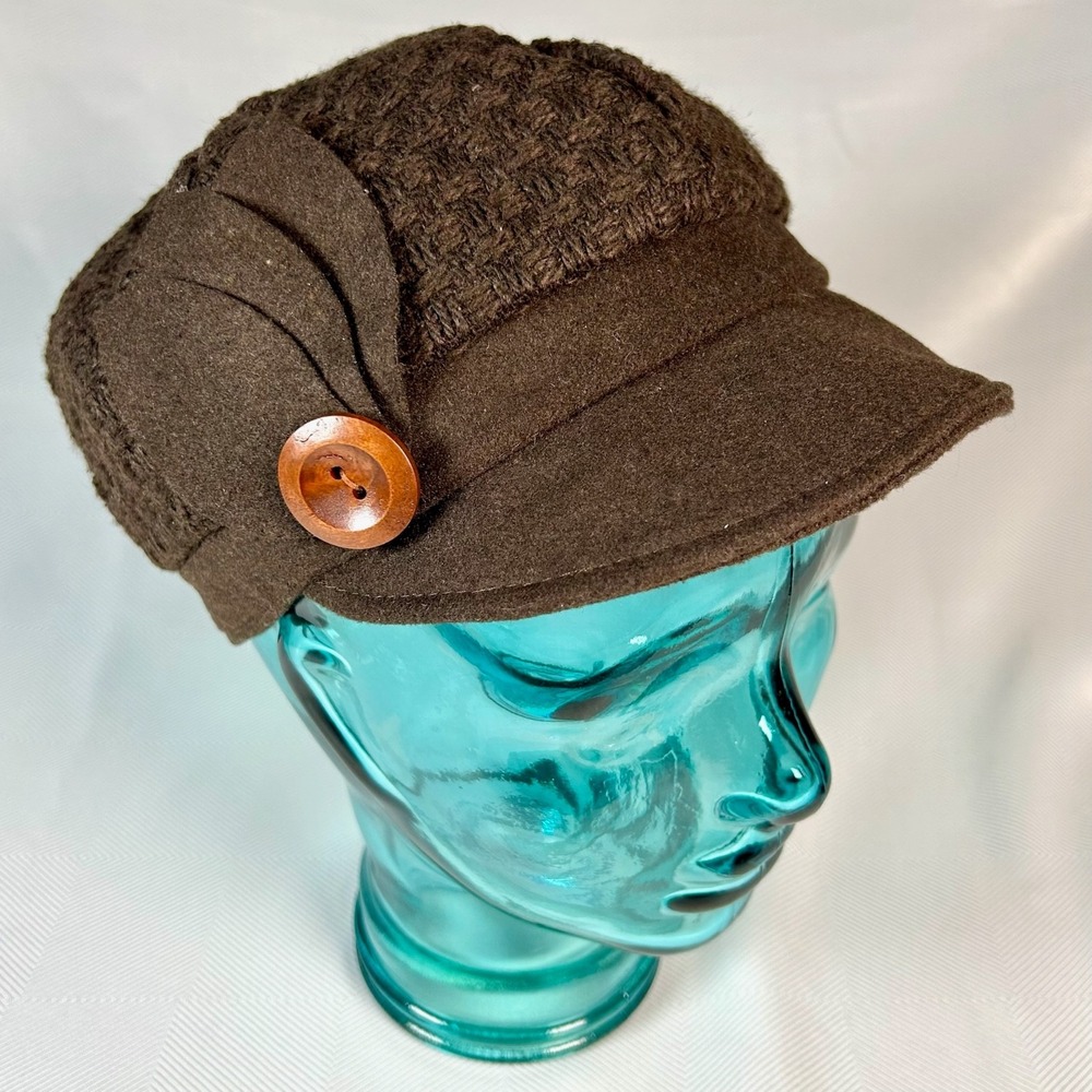 Newsboy Cap Hat Mod Brown Woven Sweater Knit Felt Brim Leaf & Button Detail OSFM